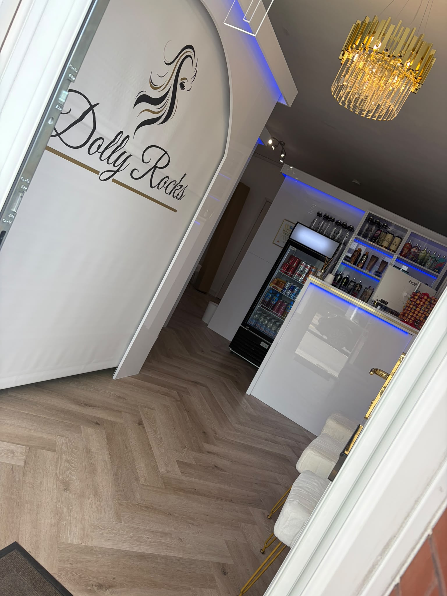 Dolly Rocks Tanning Studio interior