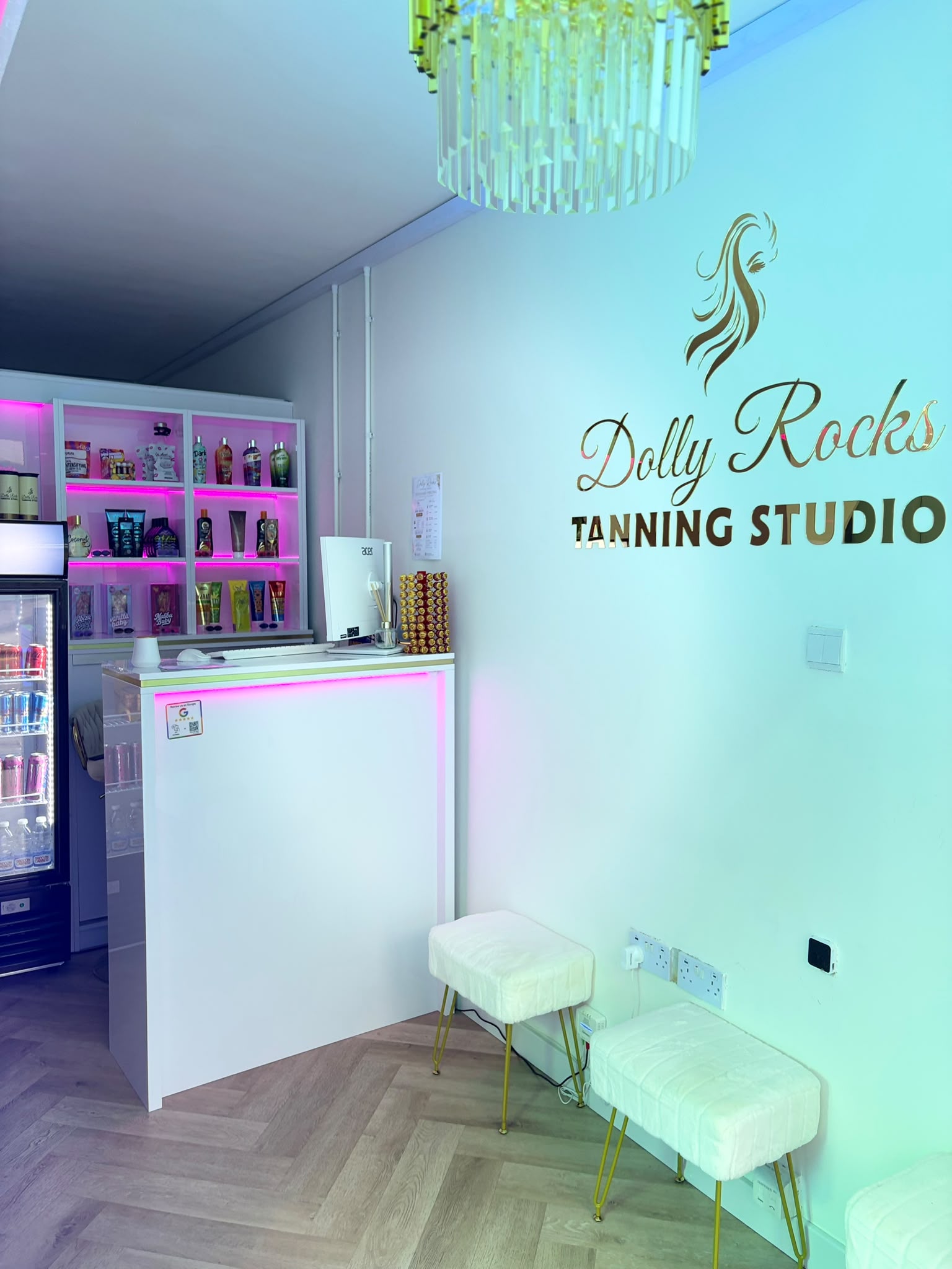 Dolly Rocks Tanning Studio reception wall